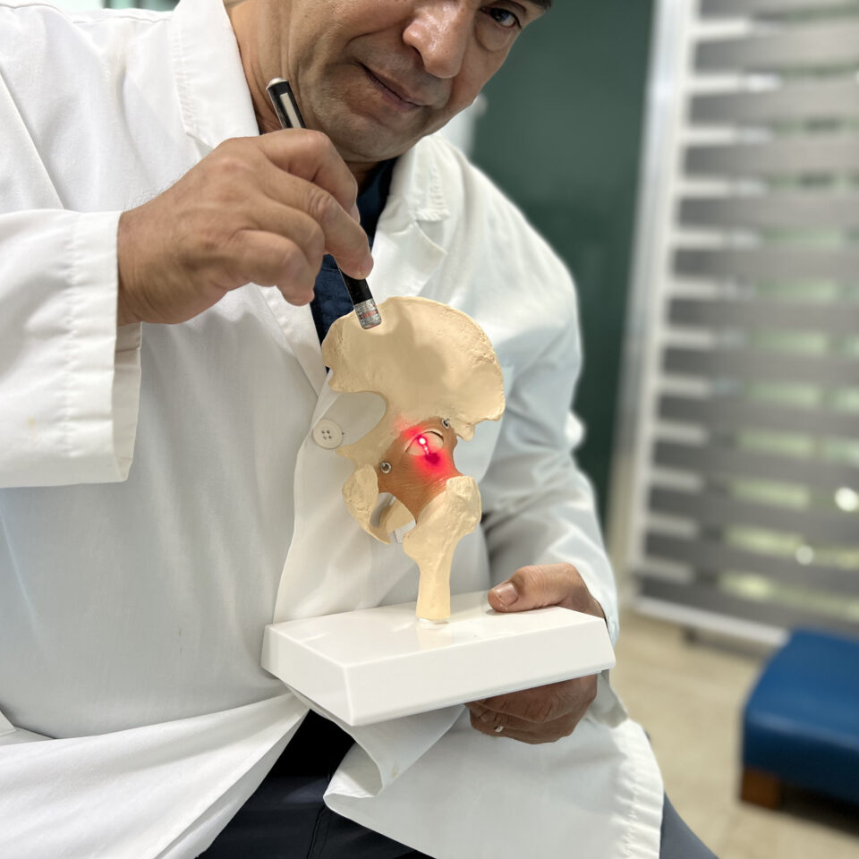 Apuntador señalando cadera - Especialista en Rehabilitación en Mérida